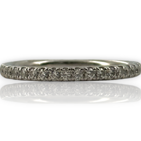 Anillo de bodas de platino Blue Nile con diamantes pavé de 2 mm, talla 6,25