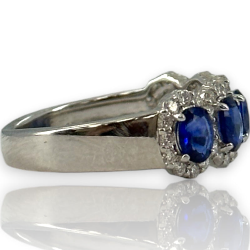 Anillo de aniversario Blue Nile con cinco zafiros ovalados y halos de diamantes en oro blanco macizo de 14 k, talla 4,75