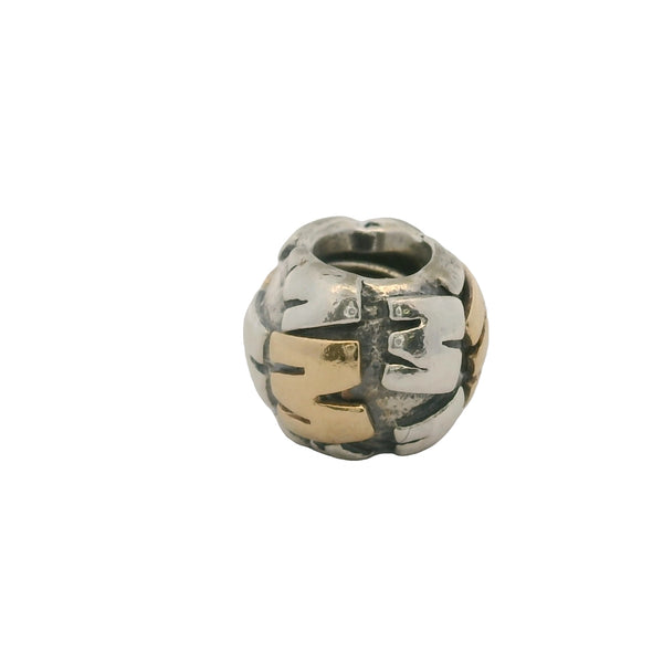 Charm de letra M de Pandora retirado en plata de ley 925 y oro amarillo de 14 kt