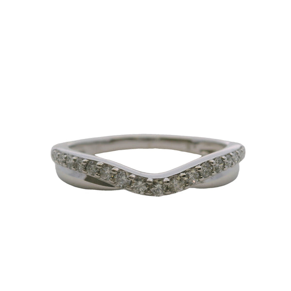 Anillo con corona curva y detalle de diamantes de 0,17 ct en oro blanco macizo de 14 kt