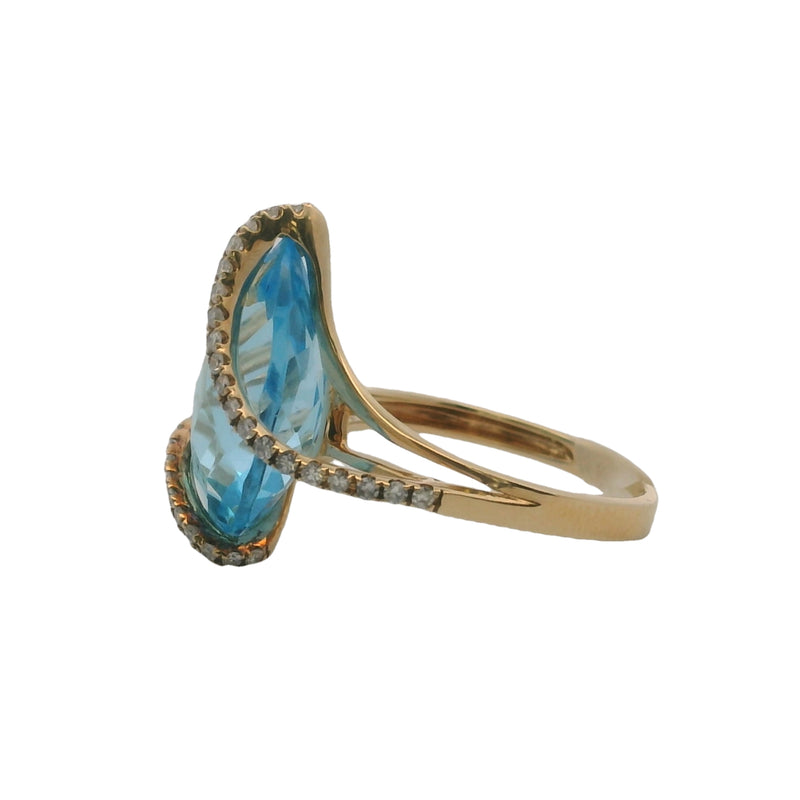 Anillo de cóctel EFFY Ocean Bleu en oro amarillo de 14 kt, topacio azul y diamantes, talla 5