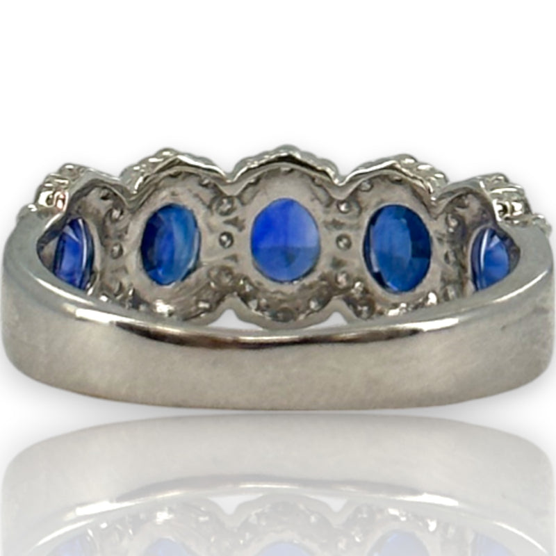 Anillo de aniversario Blue Nile con cinco zafiros ovalados y halos de diamantes en oro blanco macizo de 14 k, talla 4,75