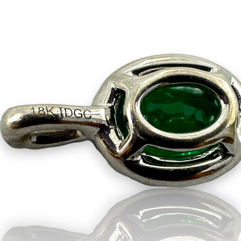 Colgante de esmeralda IDGC con halo de diamantes en oro blanco de 18 kt