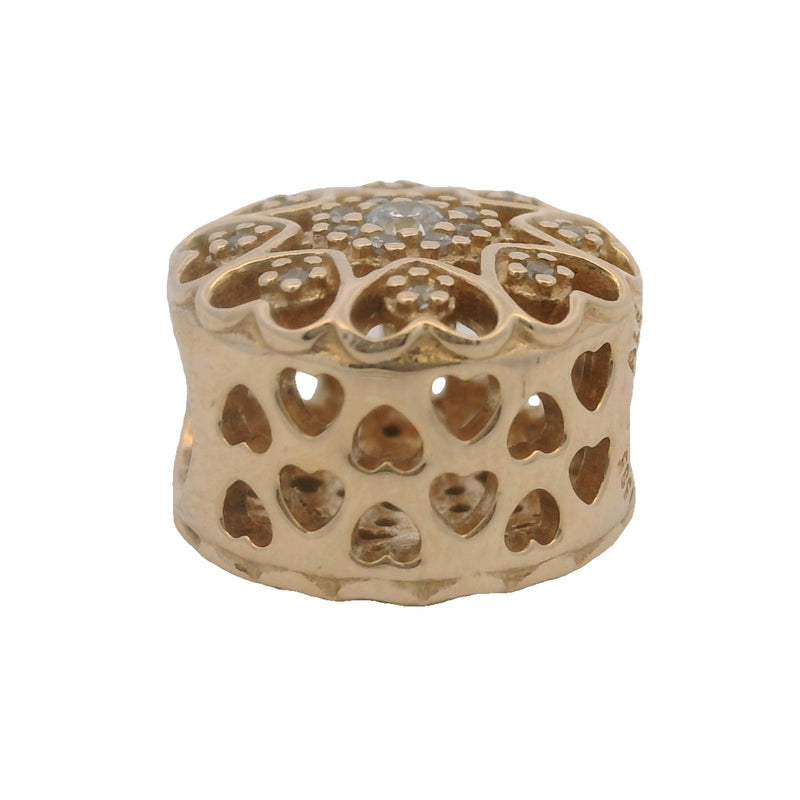 Charm separador recortado de corazones de oro amarillo macizo de 14 kt y circonitas cúbicas de Pandora retirado