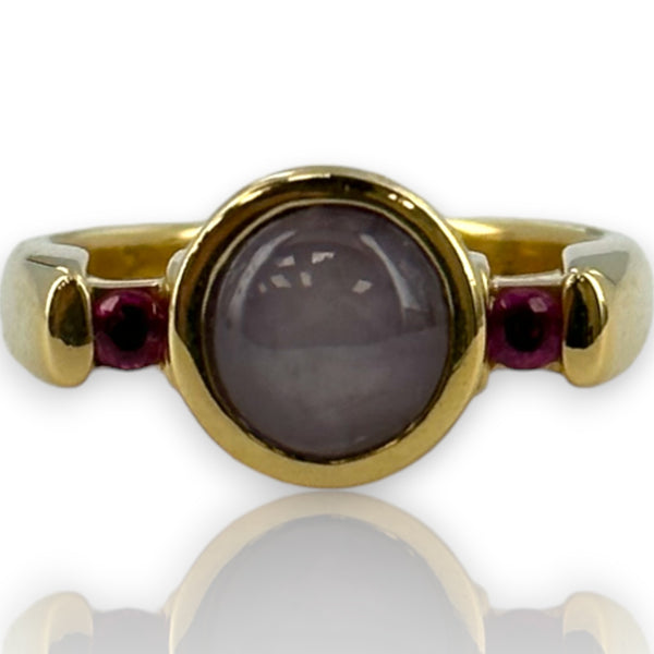 Vintage 1970-80s 18kt Solid Heavy Yellow Gold Lavender Natural Star Sapphire Bezel Set Square Shank Statement Ring with Ruby Accent Stones Size 6.75