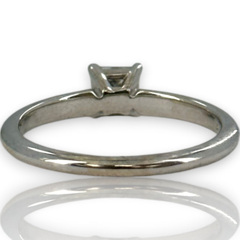 Anillo de compromiso solitario Blue Nile de oro blanco de 14 kt con diamantes de talla princesa de 0,50 ct y engaste de 4 puntas.