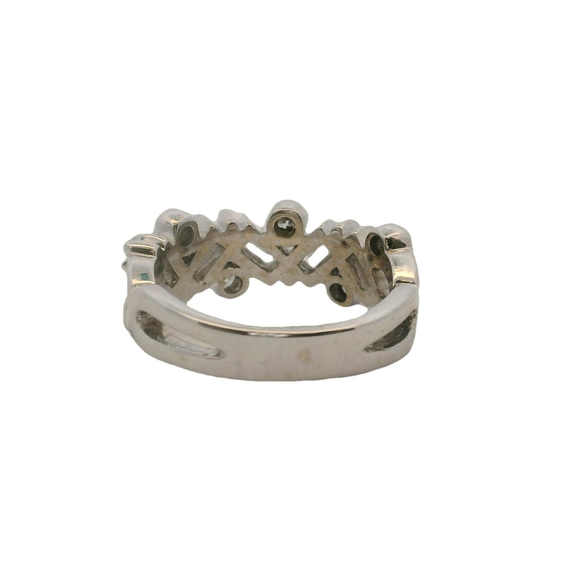 Anillo de moda EFFY Jewelry en oro blanco macizo de 14 kt con diamantes baguette y redondos de 8 mm de ancho, talla 6
