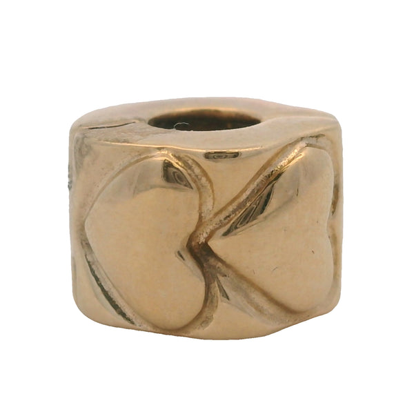 Charm separador con clip de corazones de oro amarillo de 14 kt de Pandora retirado