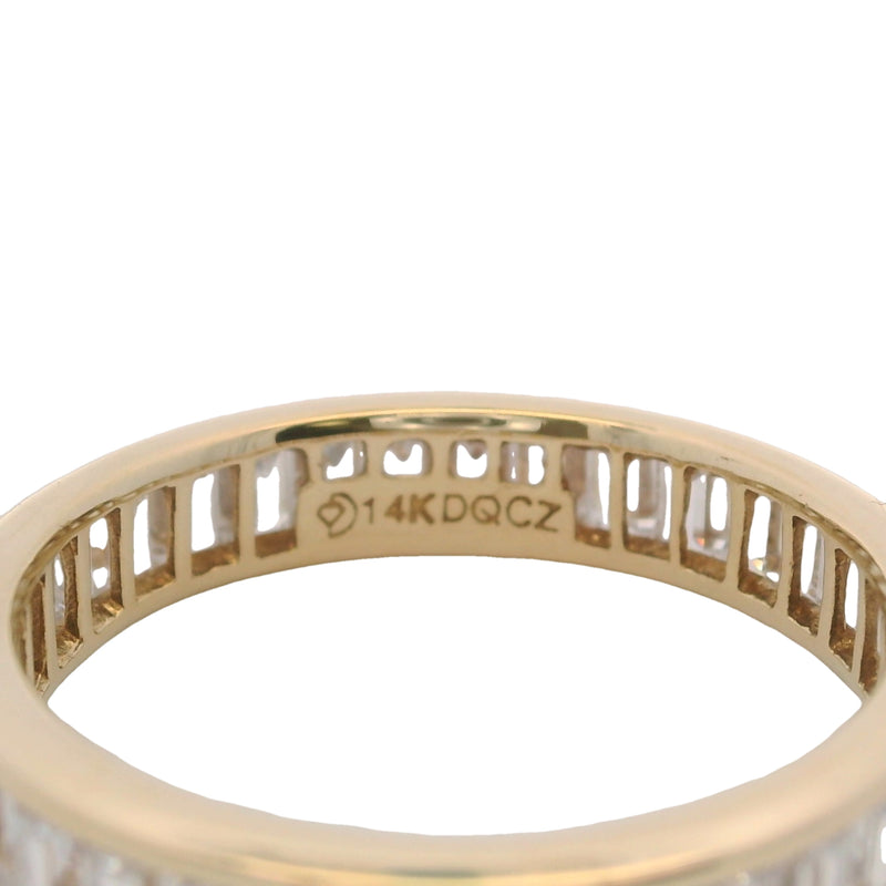 Anillo de eternidad de oro amarillo macizo de 14 kt y circonita cúbica engastada en canal con corte esmeralda, talla 8