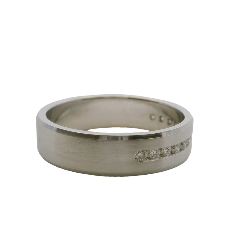 Anillo de oro blanco macizo de 14 kt de Blue Nile con diamantes naturales de 6 mm y engaste en canal, talla 11