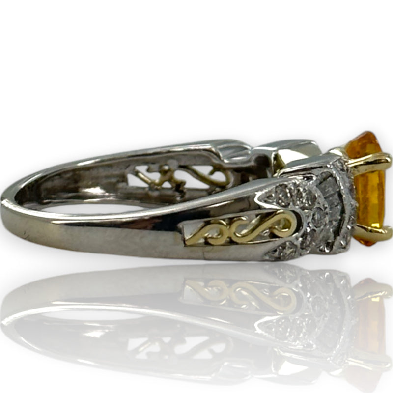 Anillo SBT Imports de oro blanco y amarillo de 14 kt con zafiro naranja ovalado y diamante talla 8