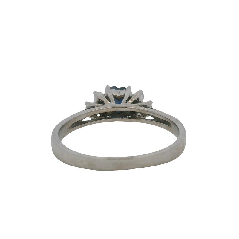 Anillo de oro blanco macizo de 14 kt con solitario de zafiro en forma de corazón y 6 diamantes de acento, talla 7