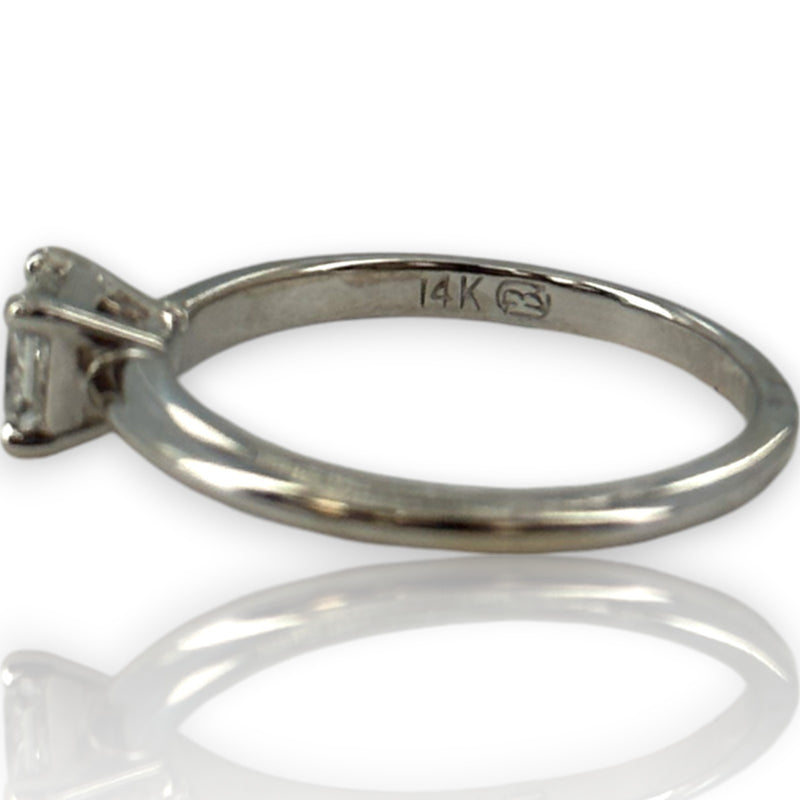 Anillo de compromiso solitario Blue Nile de oro blanco de 14 kt con diamantes de talla princesa de 0,50 ct y engaste de 4 puntas.
