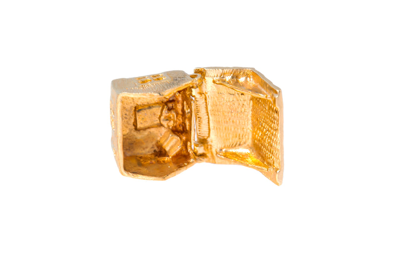 Vintage Cabin Home Couple in Bed 14k 585 Yellow Gold Charm Pendant