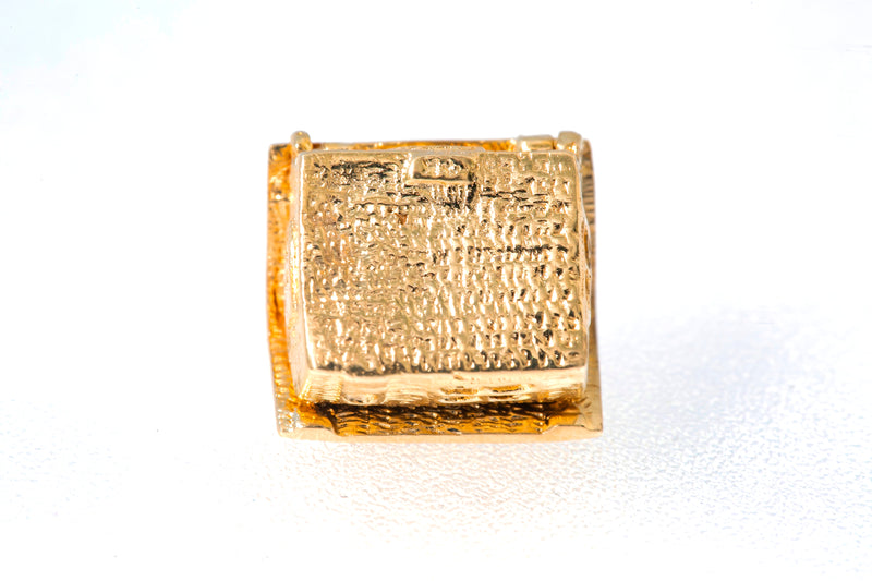 Vintage Cabin Home Couple in Bed 14k 585 Yellow Gold Charm Pendant