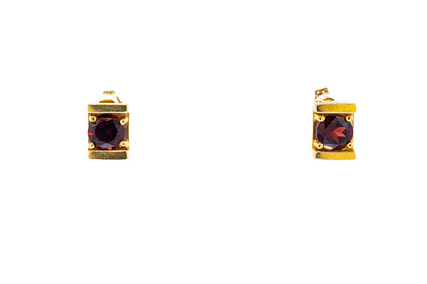 Clyde Duneier Pyrope Garnet Modernist Studs 14K 585 Yellow Gold Pair of Earrings