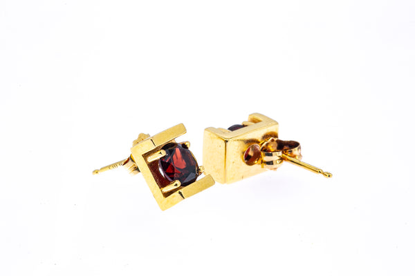 Clyde Duneier Pyrope Garnet Modernist Studs 14K 585 Yellow Gold Pair of Earrings