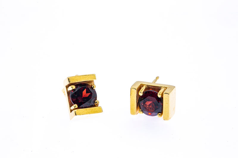 Clyde Duneier Pyrope Garnet Modernist Studs 14K 585 Yellow Gold Pair of Earrings